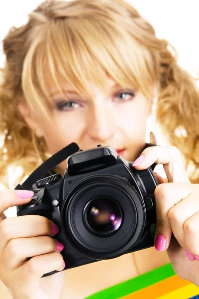 Giovane donna allegra scattare una foto — Foto Stock