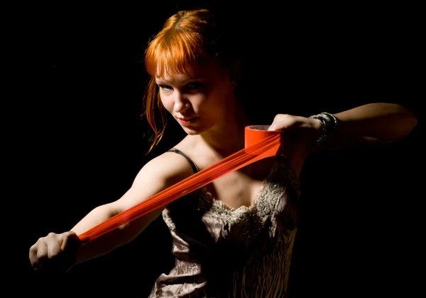 Sexy mujer joven con cinta escocesa roja — Foto de Stock