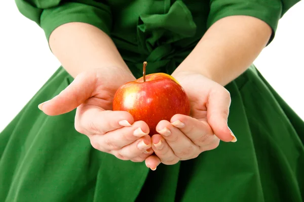 Mãos de mulher segurando uma maçã fresca — Fotografia de Stock