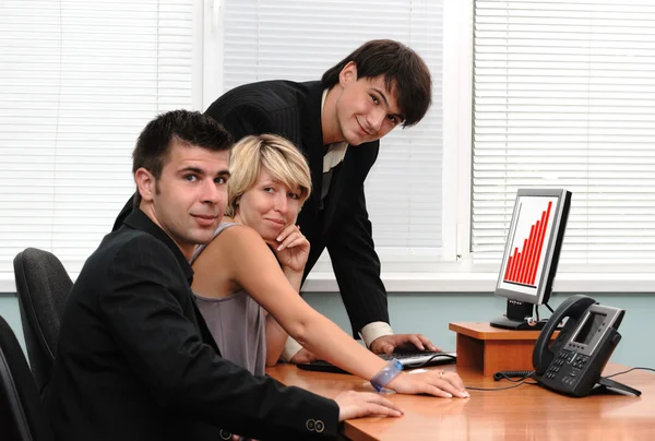 Ομάδα επιχειρηματιών σε ένα γραφείο — Φωτογραφία Αρχείου