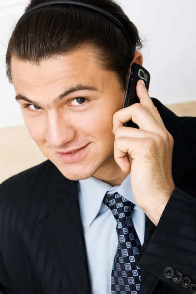 Jonge zakenman houden van een mobiele telefoon — Stockfoto