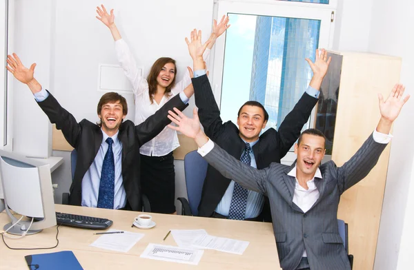 Equipe de negócios alegre no escritório — Fotografia de Stock