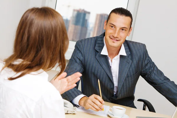Asesor profesional teniendo una discusión con un cliente — Foto de Stock