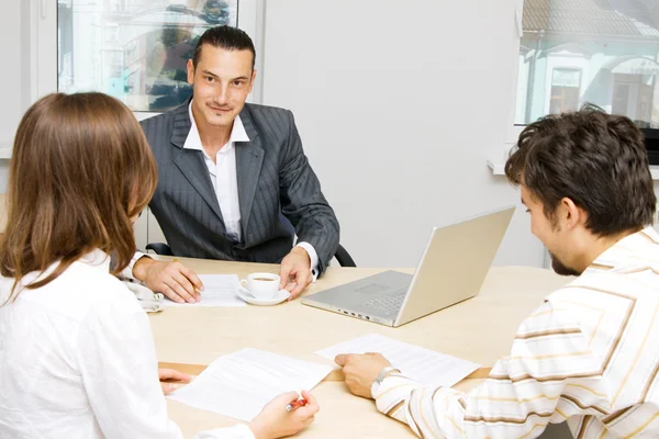 Conselheiro profissional tendo uma discussão com um cliente — Fotografia de Stock
