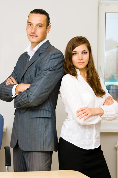 Молодой человек и дама в деловом стиле — стоковое фото