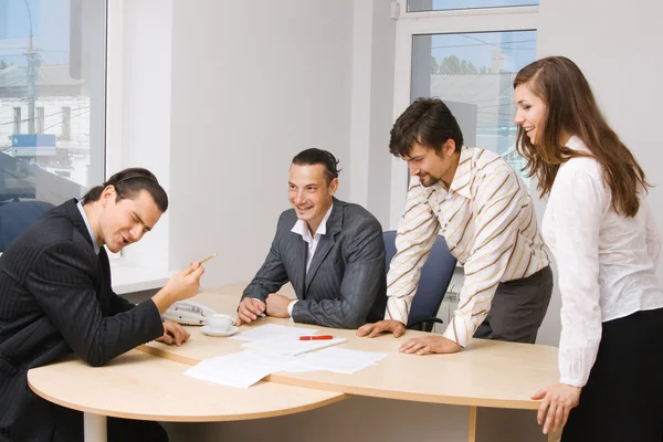 Trabajadores de oficina discutiendo — Foto de Stock