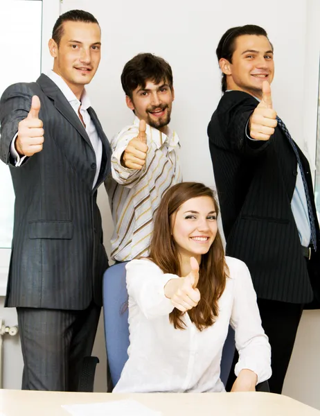 Framgångsrik verksamhet team visar tummen — Stockfoto