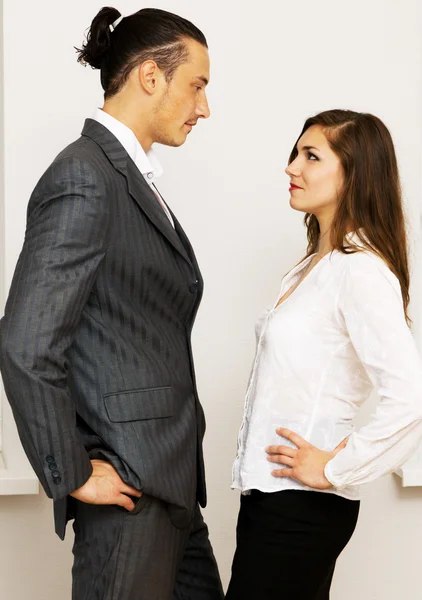 Jonge zakenman en vrouw hebben een argument — Stockfoto
