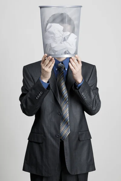 Νεαρός άνδρας holdin ένα κάδο απορριμμάτων κατά το κεφάλι του — Φωτογραφία Αρχείου