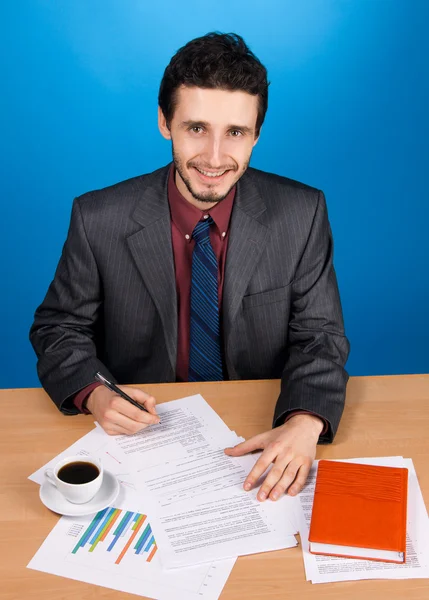 Молодой красивый бизнесмен, работающий с документами — стоковое фото