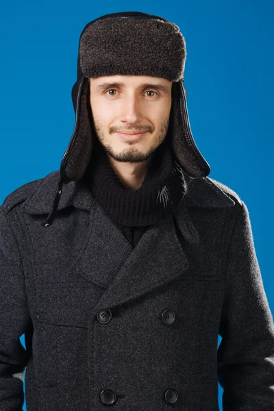 Όμορφος νεαρός άνδρας στο χειμωνιάτικα ρούχα — Φωτογραφία Αρχείου