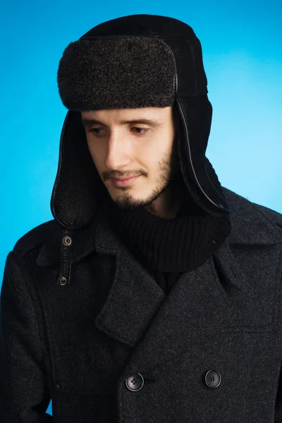 Красивый молодой человек в зимней одежде — стоковое фото