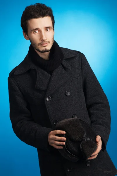 冬の衣類でハンサムな若い男 — ストック写真