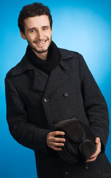 Красивий молодий чоловік в зимовому одязі — стокове фото