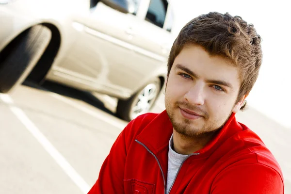 Pohledný mladý muž s jeho autem — Stock fotografie