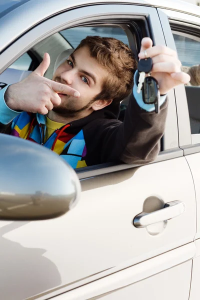 Muž drží klíče od auta — Stock fotografie