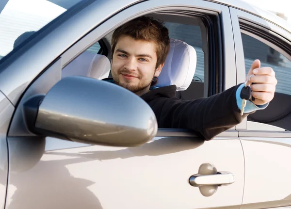 Молодий чоловік водить машину — стокове фото