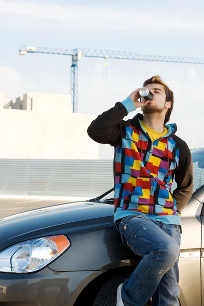 Kierowca samochodu przy orzeźwiającym drinku — Zdjęcie stockowe