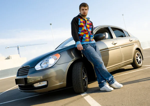 Молодой человек на своей новой машине — стоковое фото