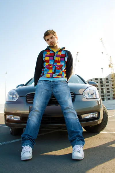Knappe jonge man met zijn auto — Stockfoto