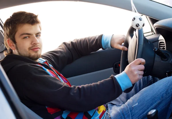 Mladý muž řídit auto — Stock fotografie