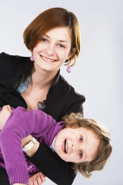 그녀의 딸과 함께 젊은 어머니 — 스톡 사진