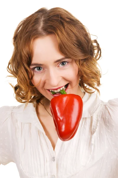 Junge schöne Frau hält Paprika in die Höhe — Stockfoto