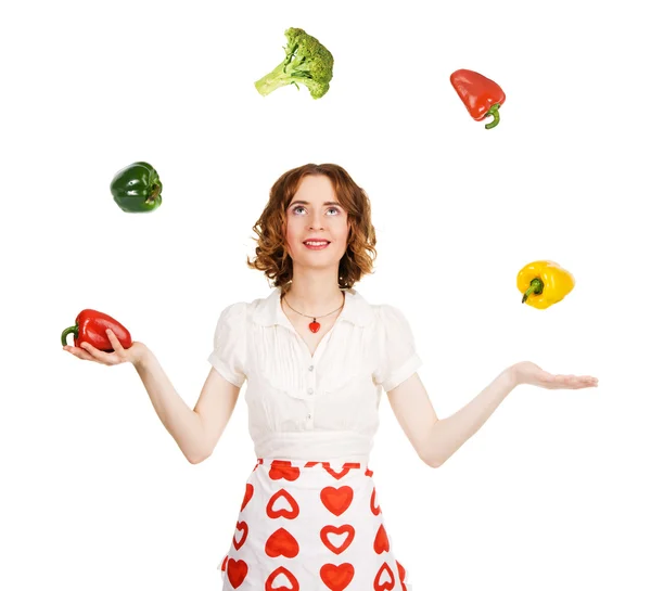Fiatal gyönyörű nő zsonglőr zöldségekkel — Stock Fotó
