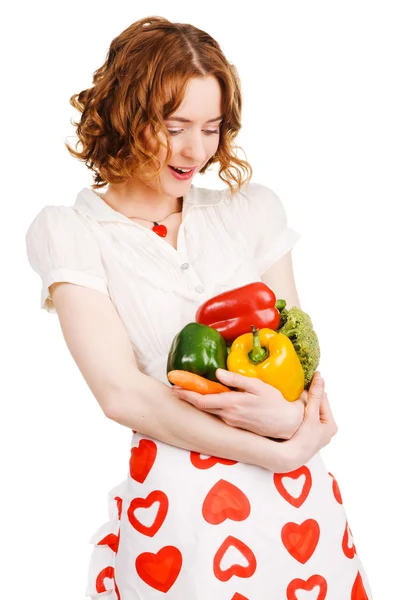 Молода красива жінка з купою свіжих овочів — стокове фото