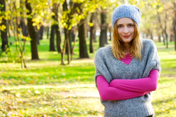 Ung vacker kvinna i en park på hösten — Stockfoto