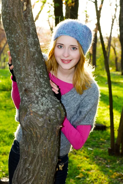Junge schöne Frau in einem herbstlichen Park — Stockfoto