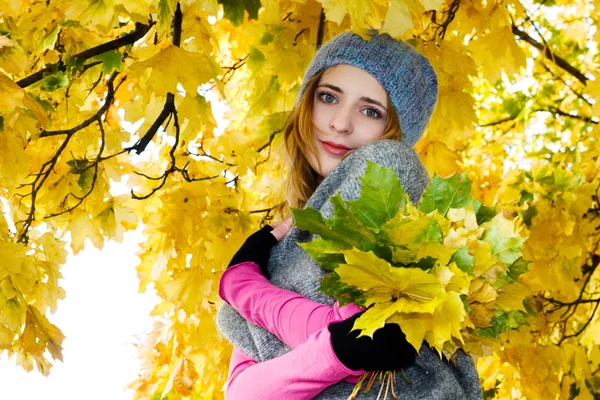 Mladá krásná žena v podzimním parku — Stock fotografie