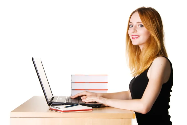 Güzel bir genç kadın onu laptop çalışma — Stok fotoğraf