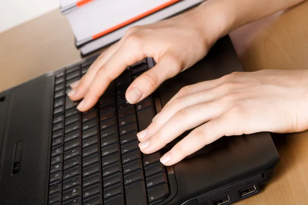 Руки женщины, работающей за ее ноутбуком — стоковое фото