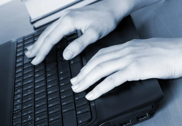 Mãos de uma mulher trabalhando em seu laptop — Fotografia de Stock