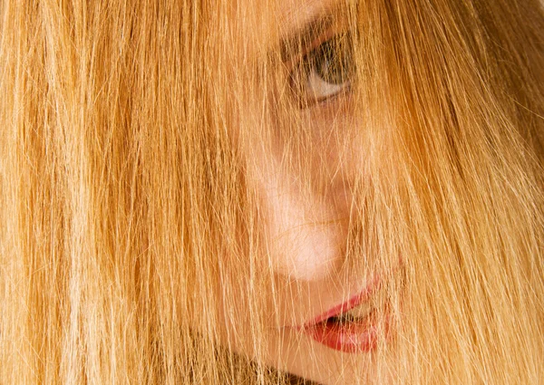Mooie jonge vrouw met haar haren op gezicht — Stockfoto