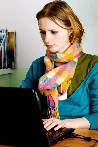 Mooie jonge vrouw die op laptop werkt — Stockfoto