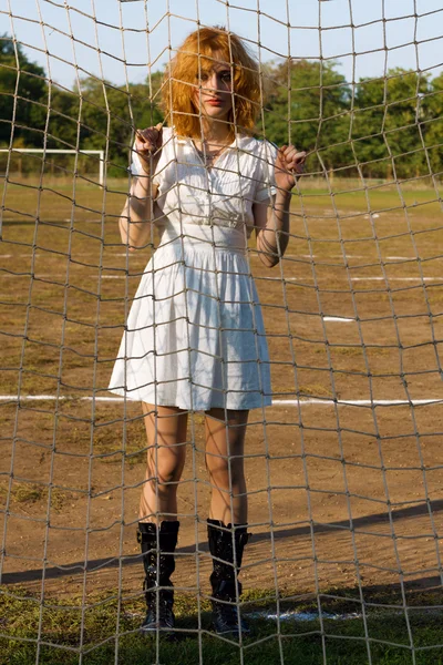 Sexy jonge vrouw aan voetbal poorten — Stockfoto