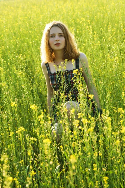 Schöne junge Frau in einem Feld — Stockfoto