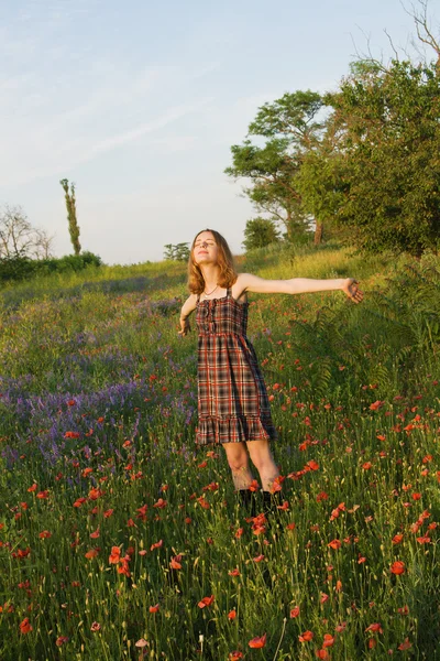Bella giovane donna in un campo — Foto Stock
