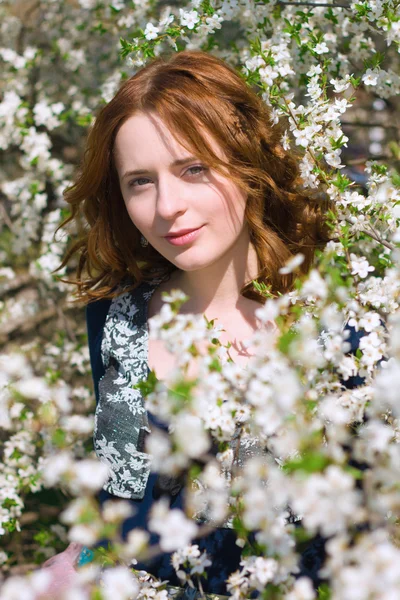 Chica en un jardín de primavera —  Fotos de Stock