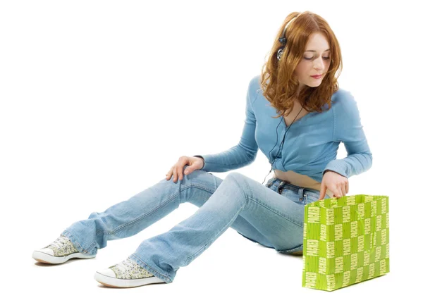Söt flicka med en shopping väska — Stockfoto