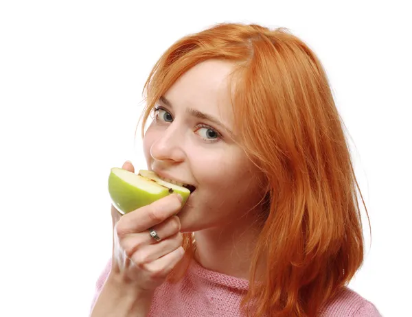 Niedliches Mädchen, das einen Apfel isst — Stockfoto