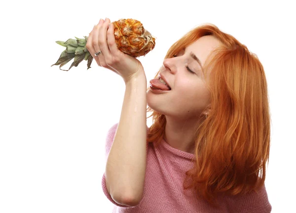 Bir ananas ile şirin kız — Stok fotoğraf