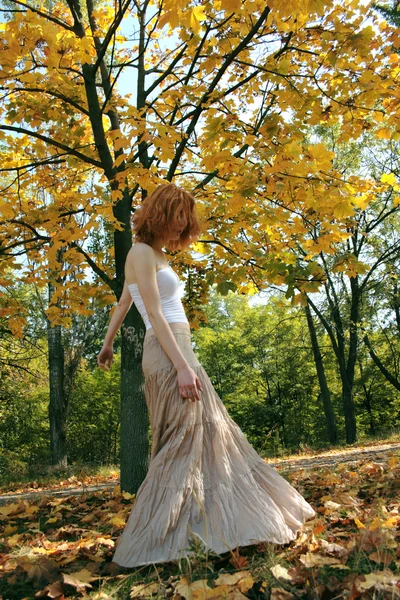 Όμορφη κοπέλα περπάτημα σε ένα πάρκο — Φωτογραφία Αρχείου
