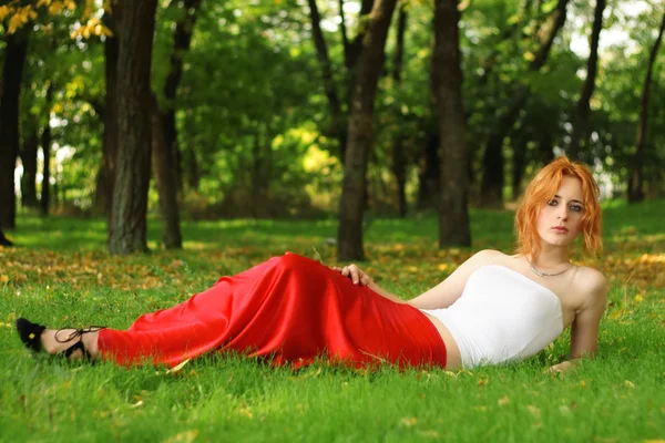 Krásná mladá žena venkovní fotografie — Stock fotografie