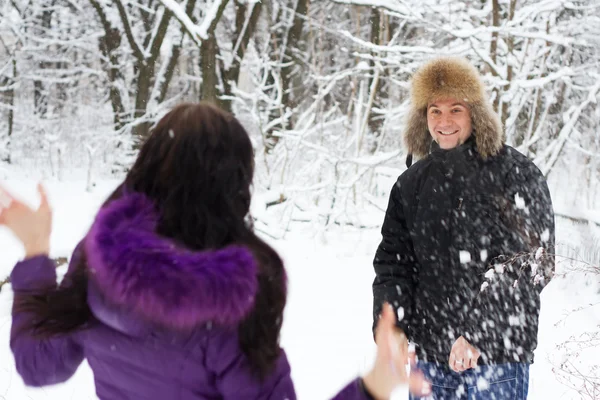 年轻夫妇在冬季公园玩 snawball — 图库照片