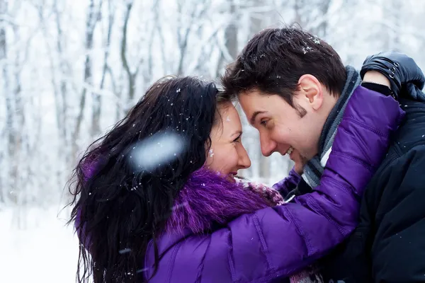 Jovem casal romântico no parque de inverno — Fotografia de Stock