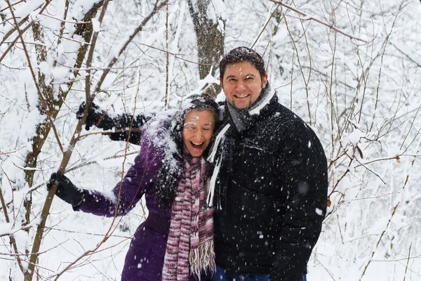 Молода пара розважається в зимовому парку — стокове фото