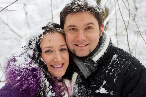 Jovem casal feliz no parque de inverno — Fotografia de Stock